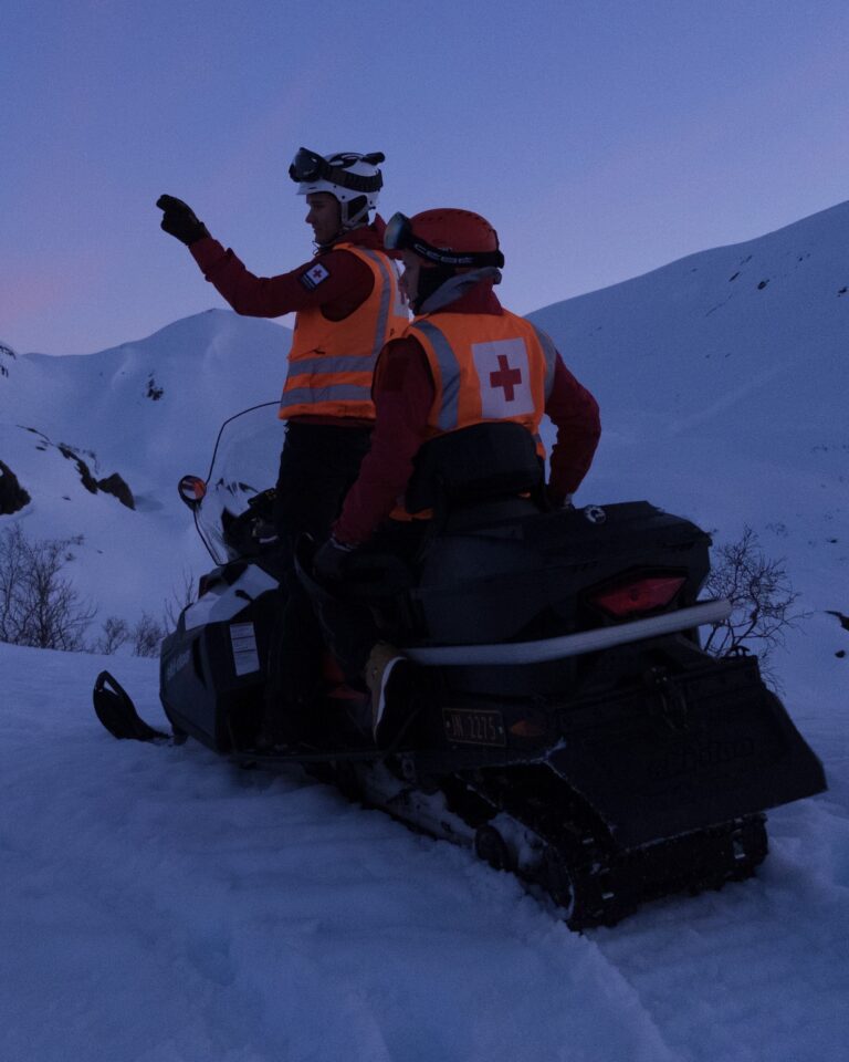 Snøscooterførere på Vintertjenesten